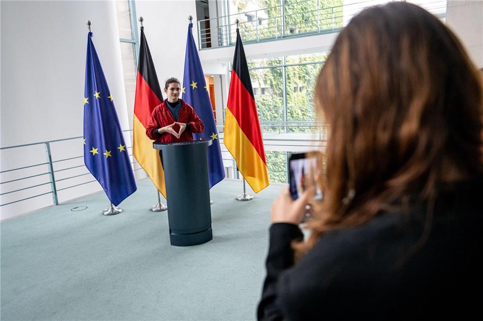 Ein Besucher macht am Tag der offenen Tür der neuen Bundesregierung im Kanzleramt die „Merkel-Raute“.Fabian Sommer/dpa
