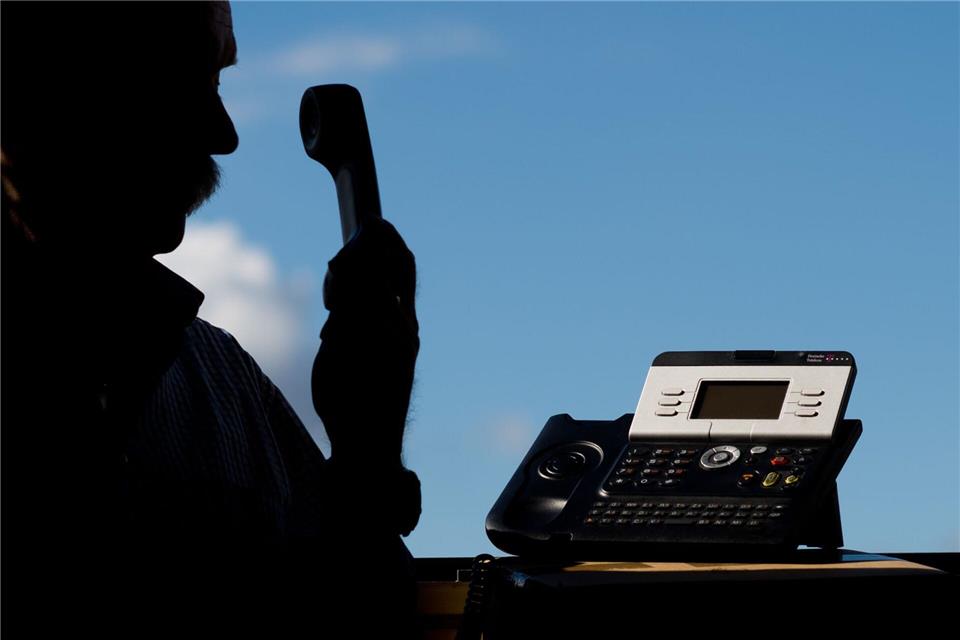 Ein Betrüger gab sich am Telefon als Polizeibeamter aus, um an Bargeld zu kommen. (Symbolbild)Julian Stratenschulte/dpa