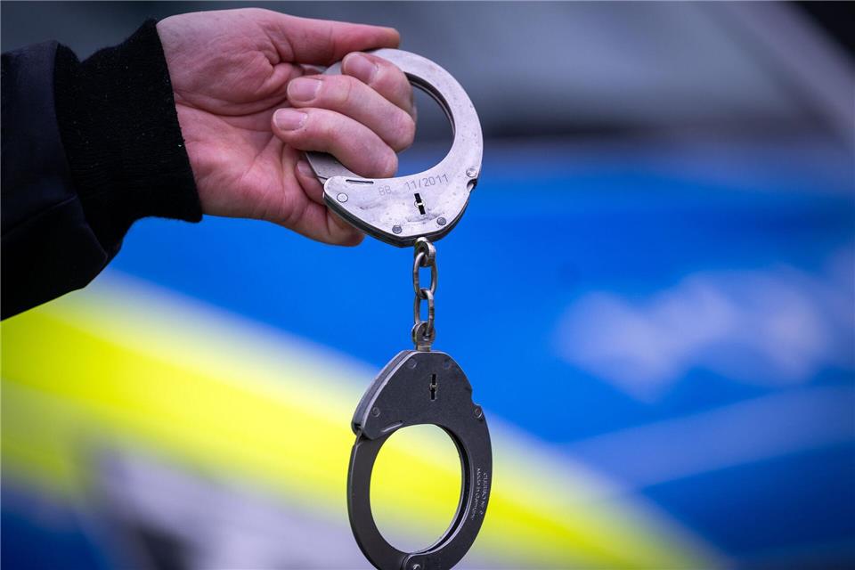 Ein Betrunkener feuerte eine Schreckschusswaffe ab, er wurde festgenommen. (Symbolbild)Soeren Stache/dpa