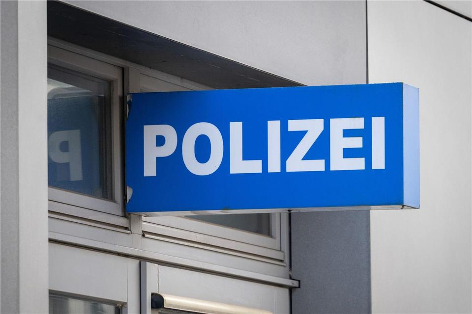 Ein Betrunkener ist mit dem Auto zur Polizei gefahren, nun ist sein Führerschein weg. (Symbolbild)Soeren Stache/dpa