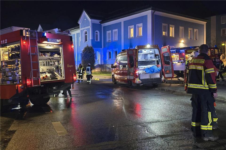 Ein Bewohner, eine Pflegekraft und zwei Feuerwehrmänner erlitten laut Polizei Rauchvergiftungen. --/zema-medien/dpa