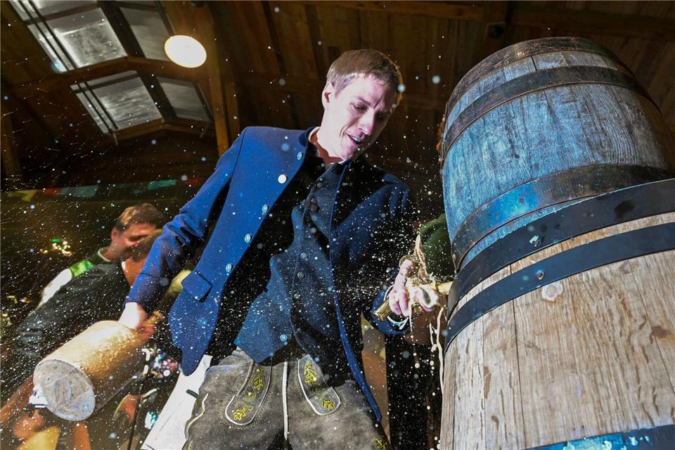 Ein Bierfass anzapfen - das sollte ein Münchner Oberbürgermeister schaffen. (Archivbild)Peter Kneffel/dpa