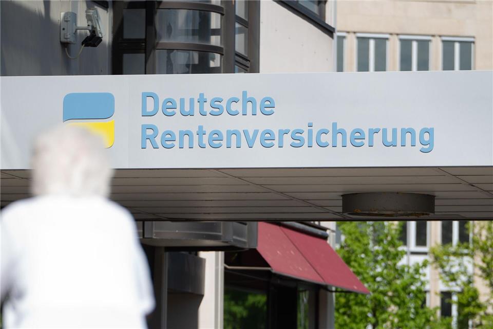 Ein „Bild“-Bericht über angebliche Vorschläge für eine Anhebung des Renteneintrittsalters auf 70 Jahre löst in Berlin Wirbel aus. (Symbolbild)Markus Lenhardt/dpa