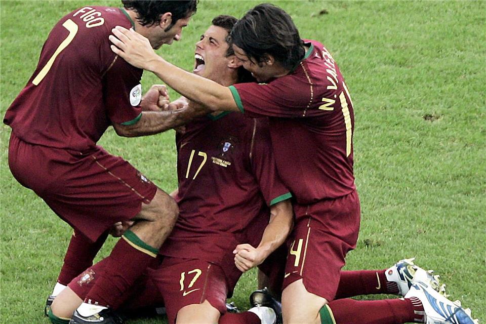 Ein Bild aus anderen Zeiten: Cristiano Ronaldo (M) bei seiner ersten WM.Frank May/dpa