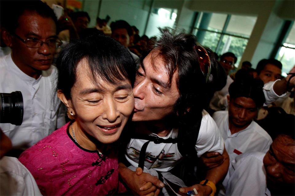 Ein Bild aus besseren Tagen: Aung San Suu Kyi im Jahr 2011 mit ihrem Sohn Kim Aris.Nyein Chan Naing/epa/dpa