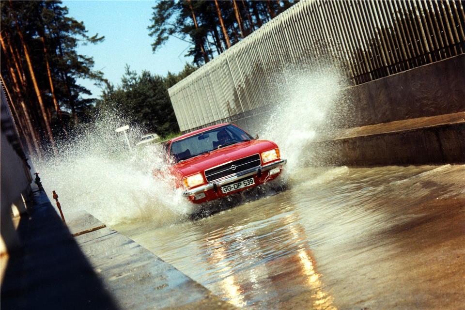Opel-Testzentrum verliert Betreiber – 287 Jobs vor dem Aus  Ein Bild aus besseren Tagen: Ein Opel wird in Dudenhofen getestet. picture alliance / dpa