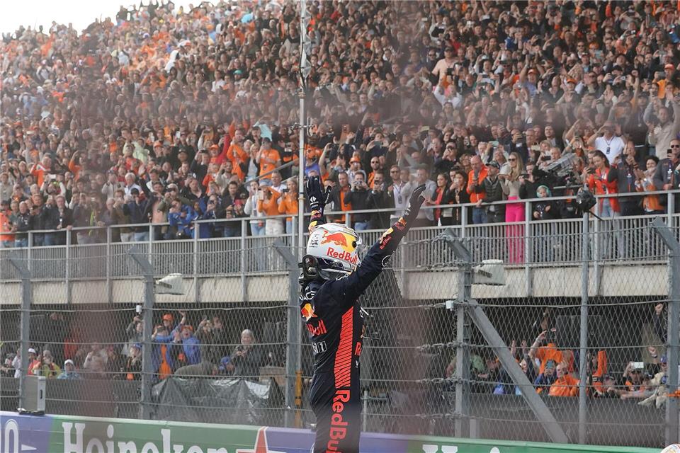 Ein Bild aus besseren Zeiten: 2023 gewann Max Verstappen zuletzt in Zandvoort und ließ sich feiern. (Archivbild)Hasan Bratic/dpa