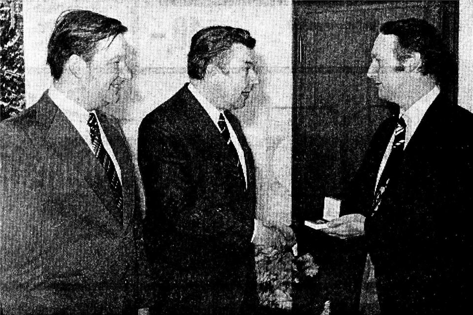 Ein Bild aus dem BZ-Archiv zeigt die Übergabe der Gedenkmünze zum 750-jährigen Bestehen Borkens: Die Volksbank-Direktoren Alfred Lechtenberg (links) und Kurt Gille (rechts) überreichen im November 1975 Stadtdirektor Dr. Werner Schwack das Erinnerungsstück.