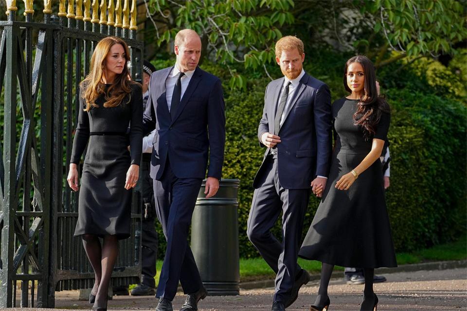 Ein Bild aus einer vergangenen Zeit: Kate, William, Harry und Meghan (l-r). (Archivbild)Martin Meissner/AP/dpa