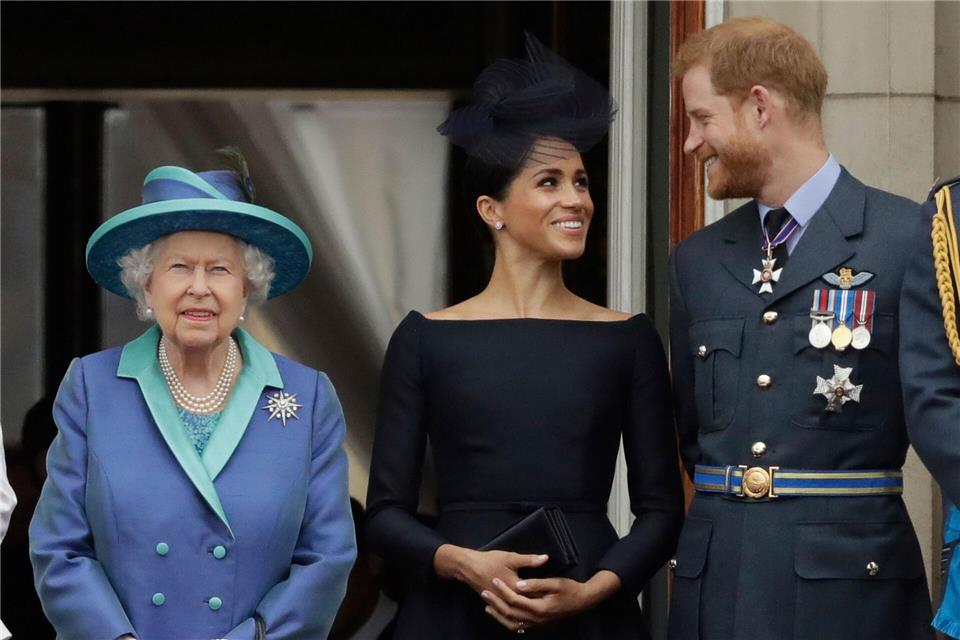Ein Bild aus vergangenen Zeiten: Elizabeth II., Meghan und Prinz Harry Matt Dunham/AP/dpa