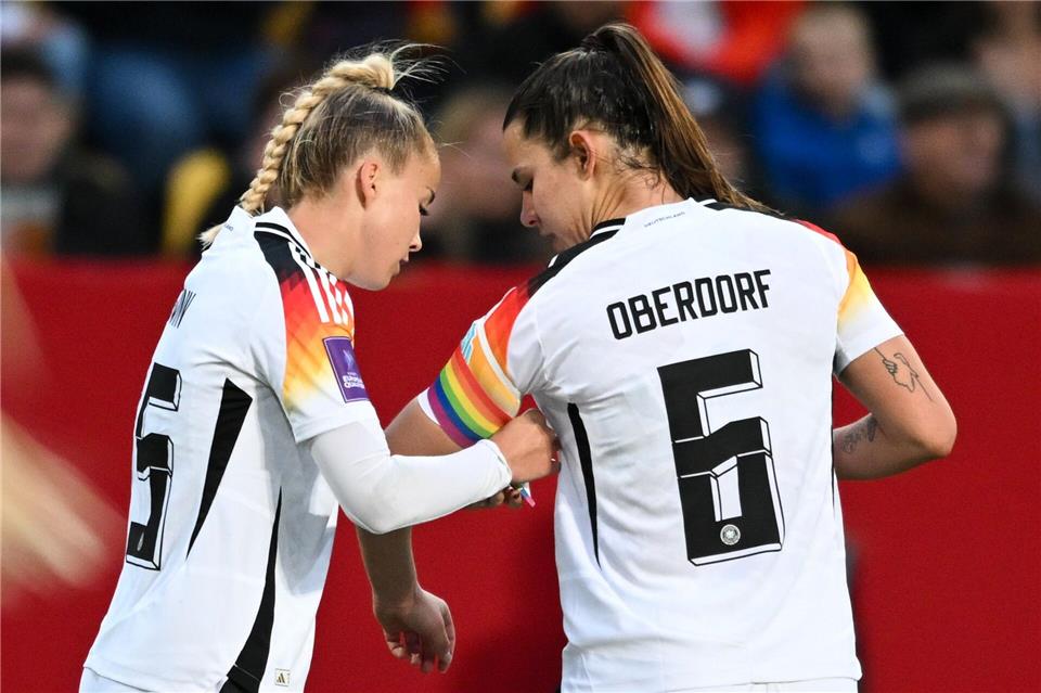 Wück warnt nach Oberdorf-Verletzung vor Spekulationen Ein Bild, das schon etwas älter ist: Giulia Gwinn (l) und Lena Oberdorf gemeinsam beim Nationalteam. (Archivbild)Sebastian Gollnow/dpa