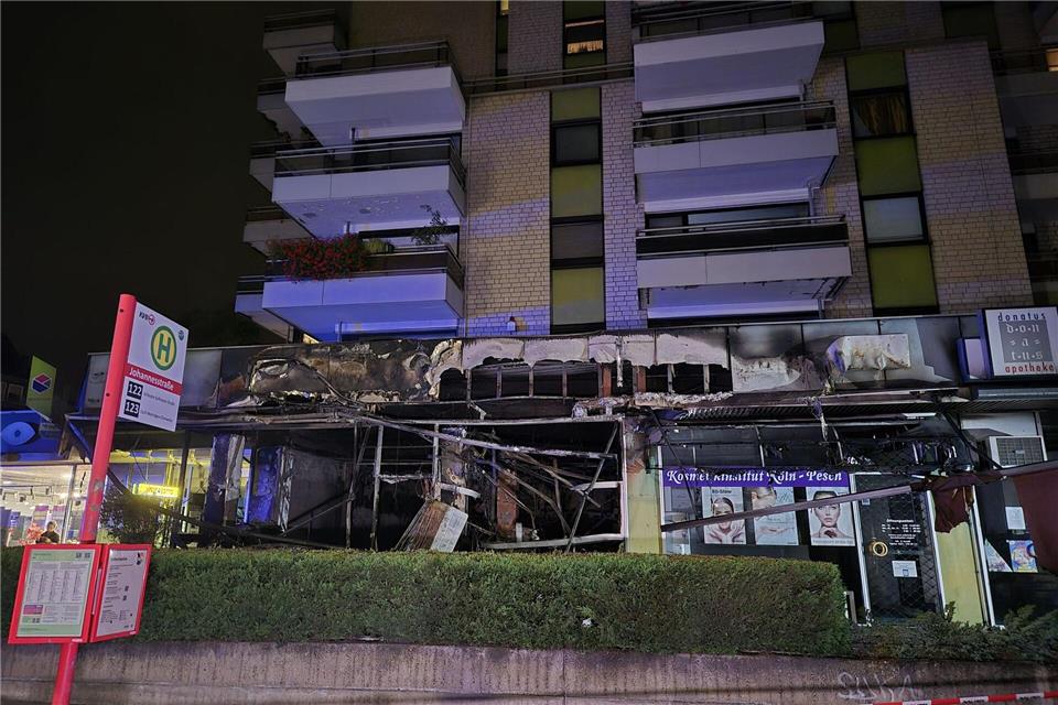 Ein Bild der Verwüstung ist die zerstörte Fassade der Ladenzeile mit Wohnhaus.Sascha Thelen/dpa