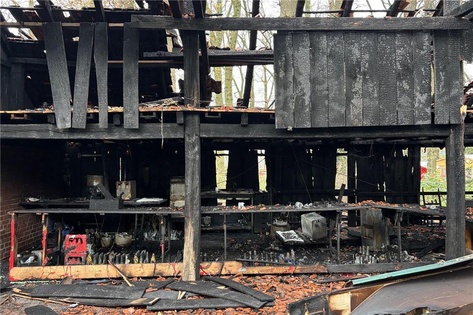 Ein Bild der Zerstörung: Die alte Schirmschoppe auf dem Weihnachtsmarkt Schulze Beikel, die der Heimatverein Marbeck genutzt hat, ist durch das Feuer komplett zerstört worden.