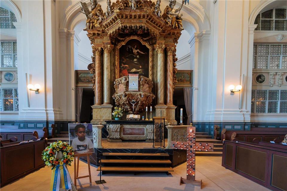 Ein Bild in der Weilburger Schlosskirche zeigt den sechsjährigen Pawlos, der nach wochenlanger Vermisstensuche am Ostersonntag tot aus der Lahn in Weilburg geborgen wurde. Jörg Halisch/dpa
