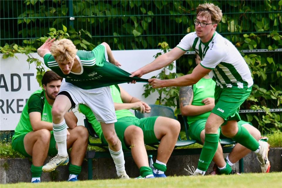 Ein Bild mit Symbolcharakter. Der TuS Velen (hier mit Justus Revers) belegt nach zwölf Spieltagen lediglich den elften Rang und scheint nicht richtig vom Fleck zu kommen.