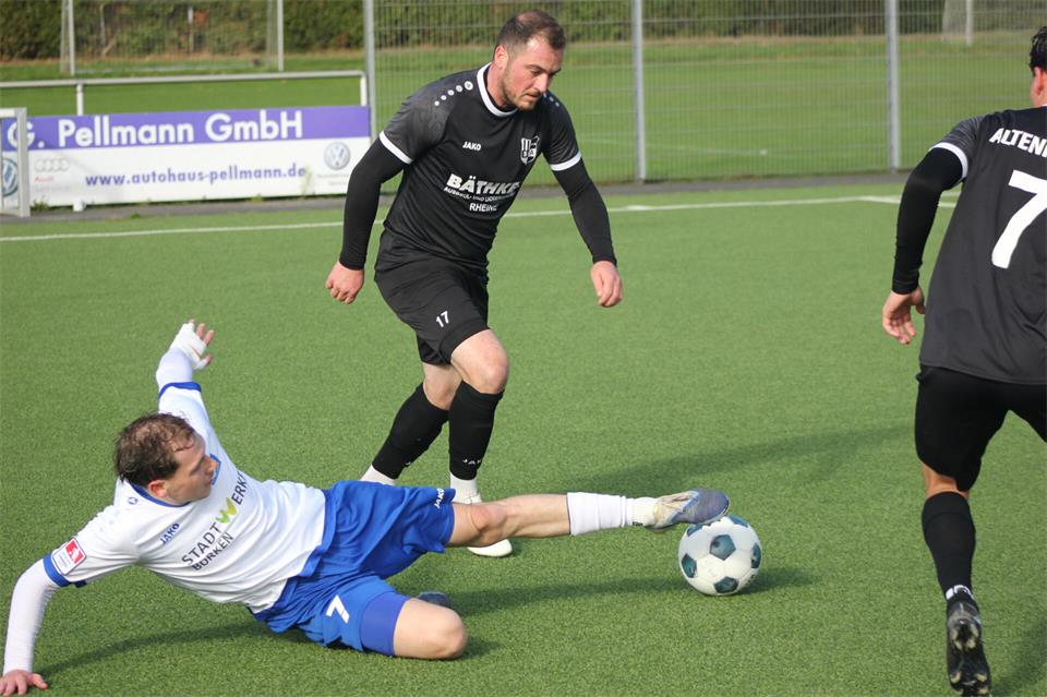 Ein Bild mit Symbolcharakter: Fynn Borremans nach dem bitteren Gemener 2:5 gegen den SC Altenrheine am Boden, Gästespieler Vadim Schmidt hingegen obenauf.