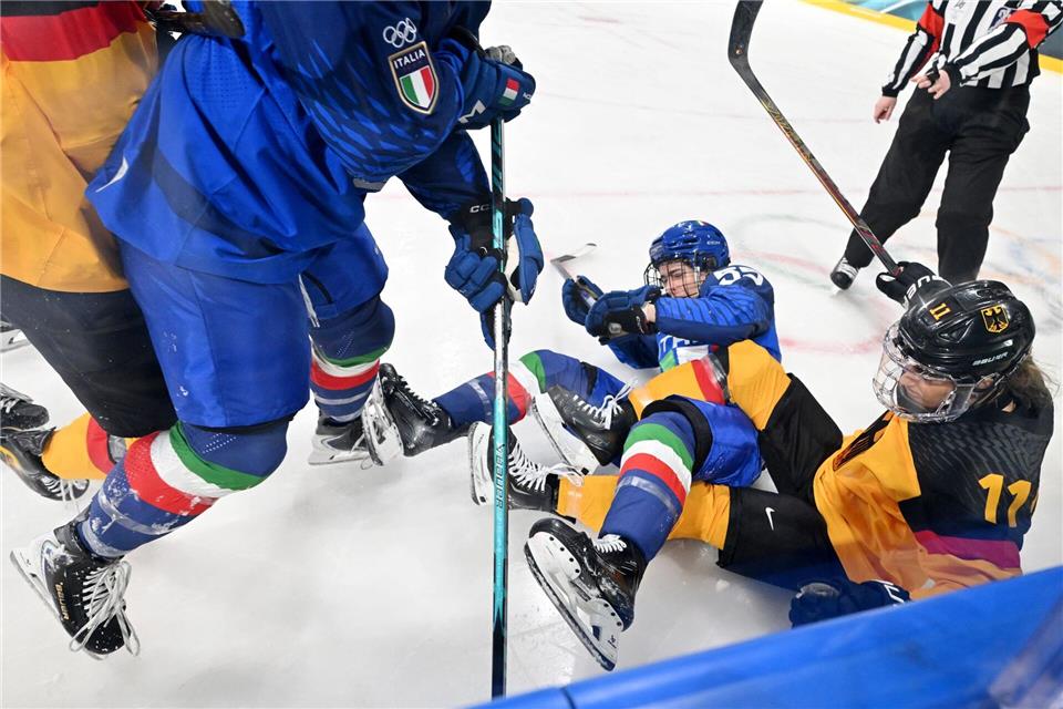 Ein Bild sinnbildlich für das Spiel: zerfahren und wild. Peter Kneffel/dpa