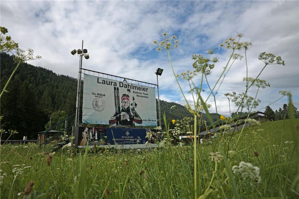 Ein Bild von Laura Dahlmeier steht am Biathlontrainingsgelände bei Garmisch-Partenkirchen. Uwe Lein/dpa
