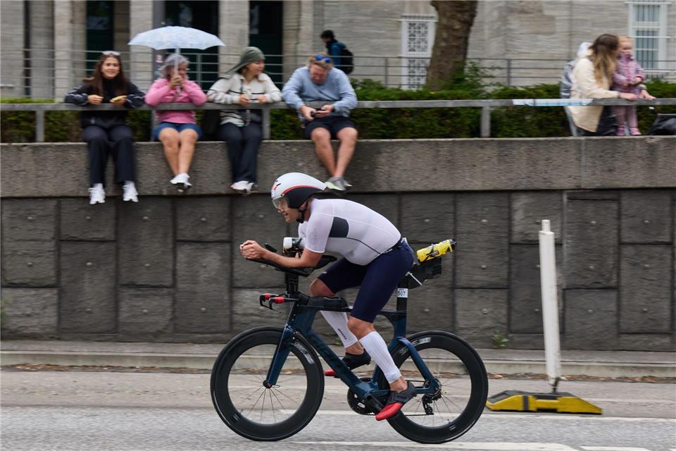 Ein Bild von der Triathlon-Europameisterschaft: Auch an diesem Wochenende werden für den Triathlon in Hamburg Straßen gesperrt. (Archivbild)Georg Wendt/dpa