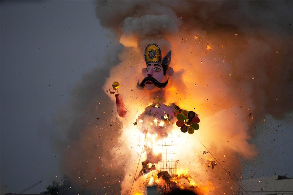 Ein Bildnis von Kumbhakarna, dem Bruder des Dämonenkönigs Ravana, geht in Flammen auf, um das Ende des Dussehra-Festes in Jammu in Indien zu markieren.Channi Anand/AP/dpa