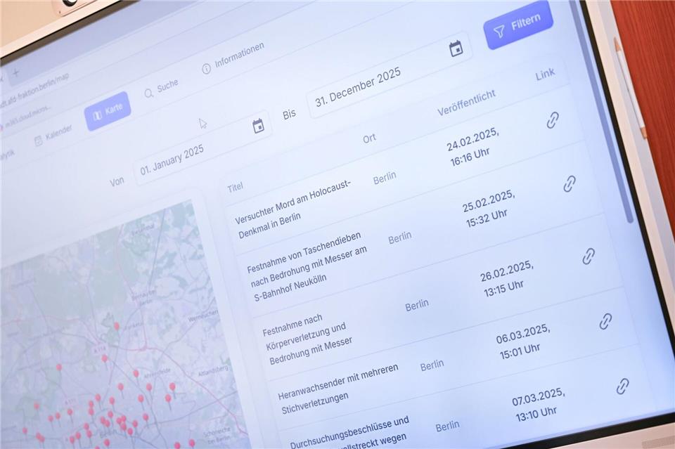 Ein Bildschirm zeigt eine von der Berliner AfD-Fraktion vorgestellte Übersicht von Vorfällen mit Messern, die auf der AfD-Webseite abrufbar ist. Michael Brandt/dpa