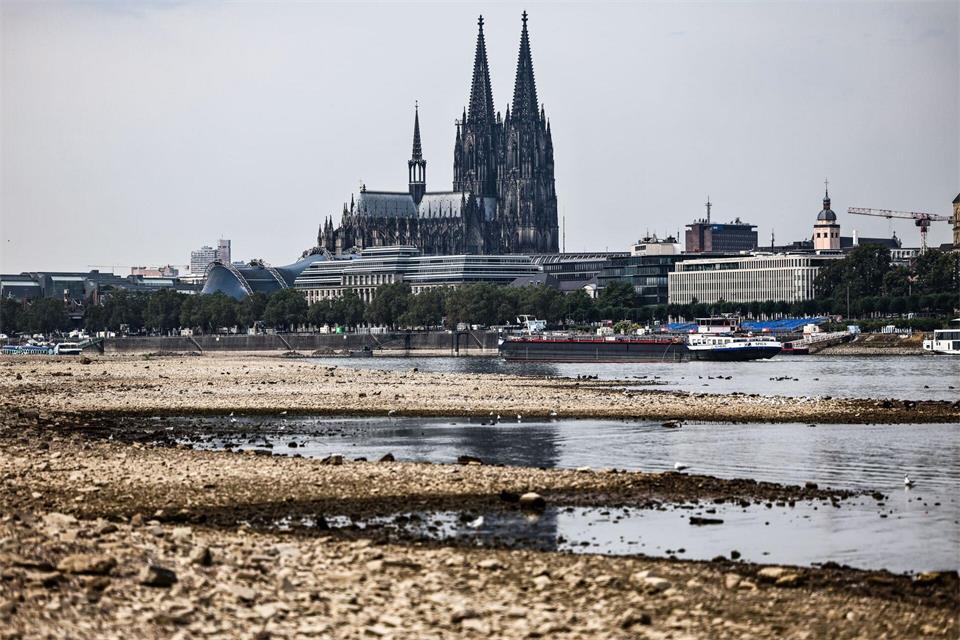 Ein Binnenschiff fährt bei niedrigem Pegelstand am Dom vorbei über den Rhein. (Archivbild)Oliver Berg/dpa