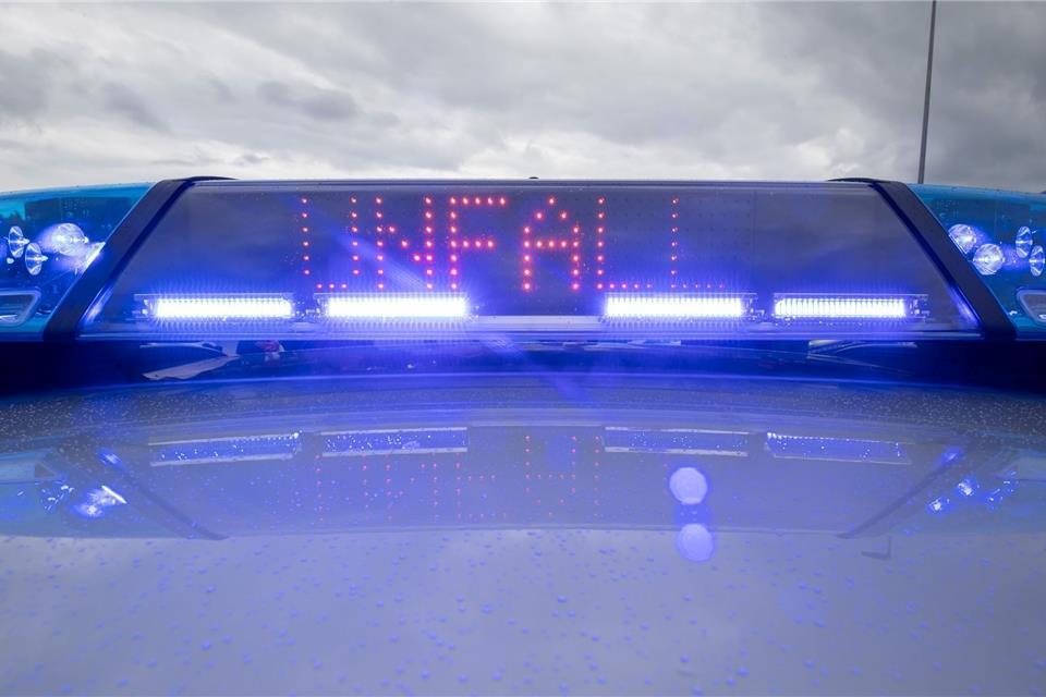 Unfall an Stauende auf A2: Wohnmobilfahrer getötet Ein Blaulicht und eine LED-Anzeige leuchten auf dem Dach eines Polizeifahrzeugs.