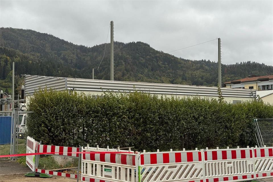 Ein Blechdach war auf ein Umspannwerk gefallen und löste dort nach Angaben der Stadt einen Kurzschluss aus. Valentin Gensch/dpa