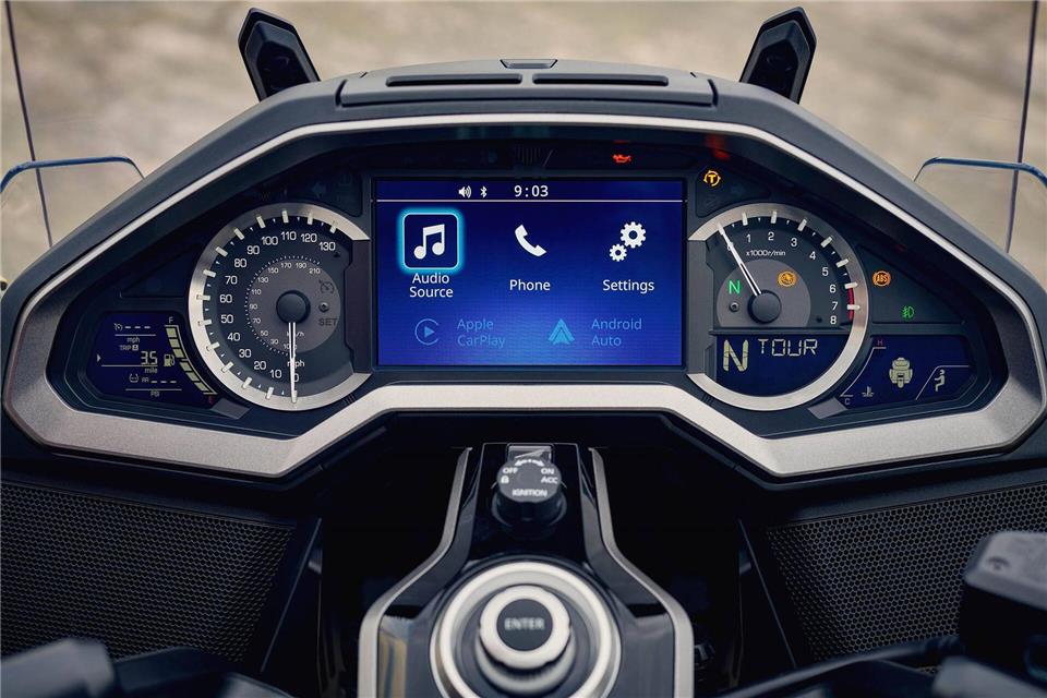 Ein Blick auf das Cockpit: Das zentrale TFT-Display hält alle wichtigen Infos bereit.Honda/dpa-tmn