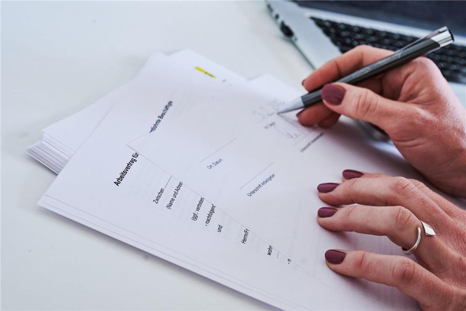 Ein Blick auf den Arbeitsvertrag lohnt sich: Auch Formalienfehler sorgen dafür, dass der befristete Vertrag ungültig ist.picture alliance/dpa