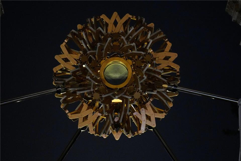 Ein Blick auf den Kessel der Olympischen Flamme, nachdem sie am Arco della Pace bei den Olympischen Winterspielen 2026 in Mailand gelöscht wurde.Luca Bruno/AP/dpa