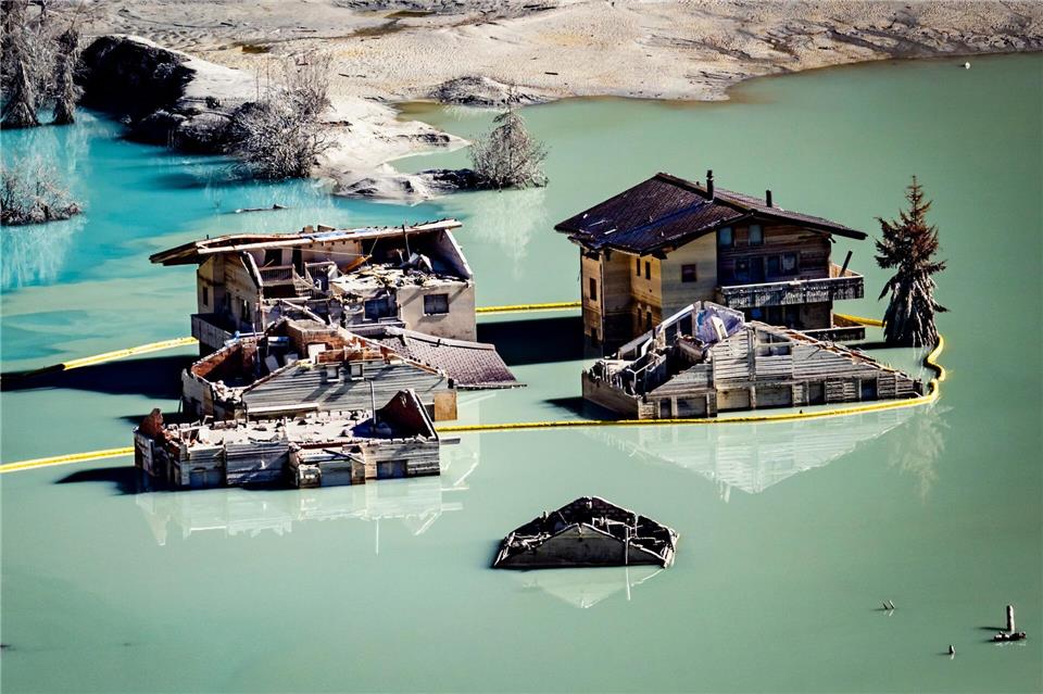 Bilder des Tages Ein Blick auf die Häuser im Blattensee vom Weiler Weissenried im Lötschental aus. La Fondation Blatten organisierte in Blatten im Wallis eine wichtige Reinigungsaktion. Mehr als 70 Freiwillige waren damit beschäftigt, Staub, Schlamm und andere Abfälle von den Häusern des Weilers Weissenried zu entfernen, der gerade noch von dem Erdrutsch am 28. Mai 2025 verschont geblieben war.Jean-Christophe Bott/KEYSTONE/dpa