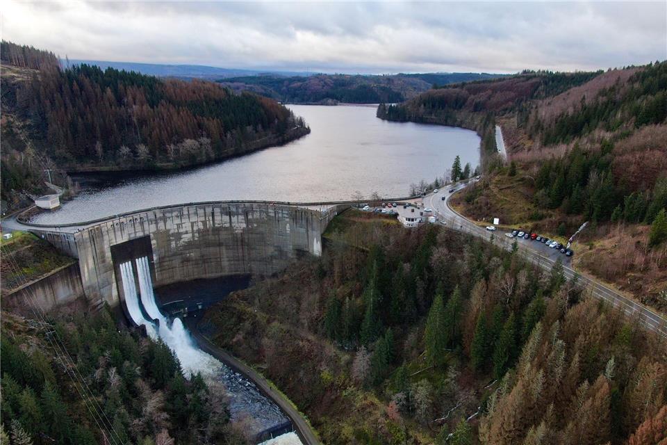 Ein Blick auf die Staumauer der vollen Okertalsperre im Dezember 2023. (Archivbild)Thomas Schulz/dpa