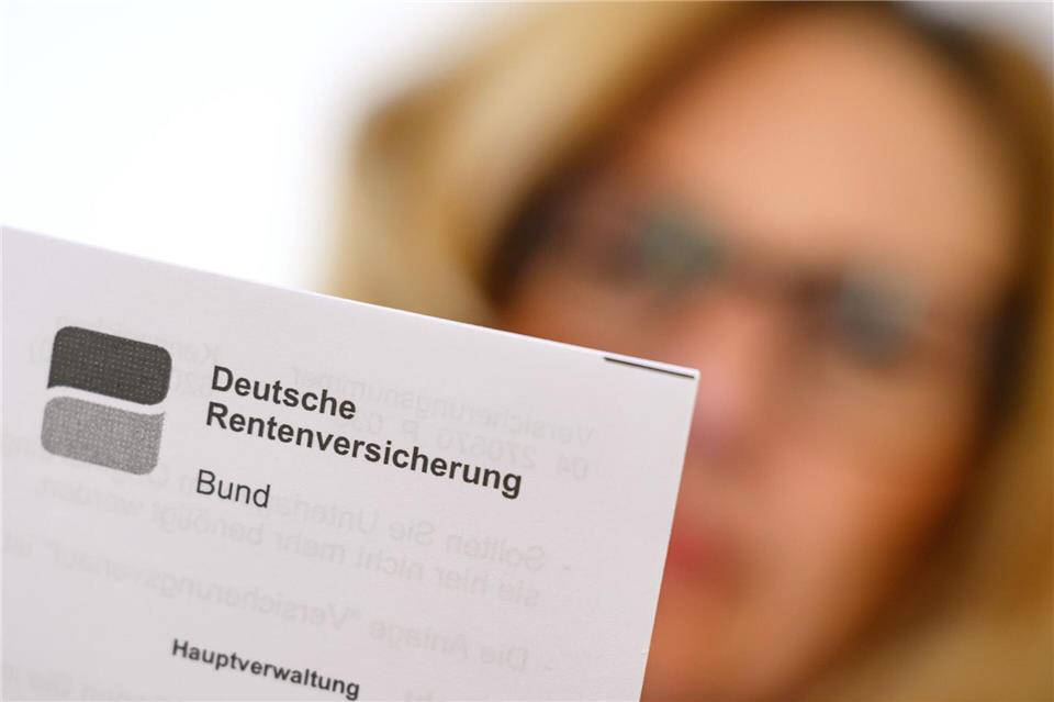Ein Blick auf die Unterlagen der Rentenversicherung. (Archivbild)Patrick Pleul/dpa