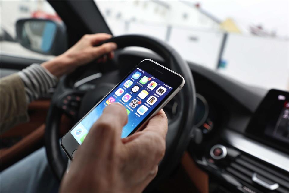 Ein Blick aufs Handy kann sekundenlange Unaufmerksamkeit bedeuten. (Symbolbild)Karl-Josef Hildenbrand/dpa/dpa-tmn