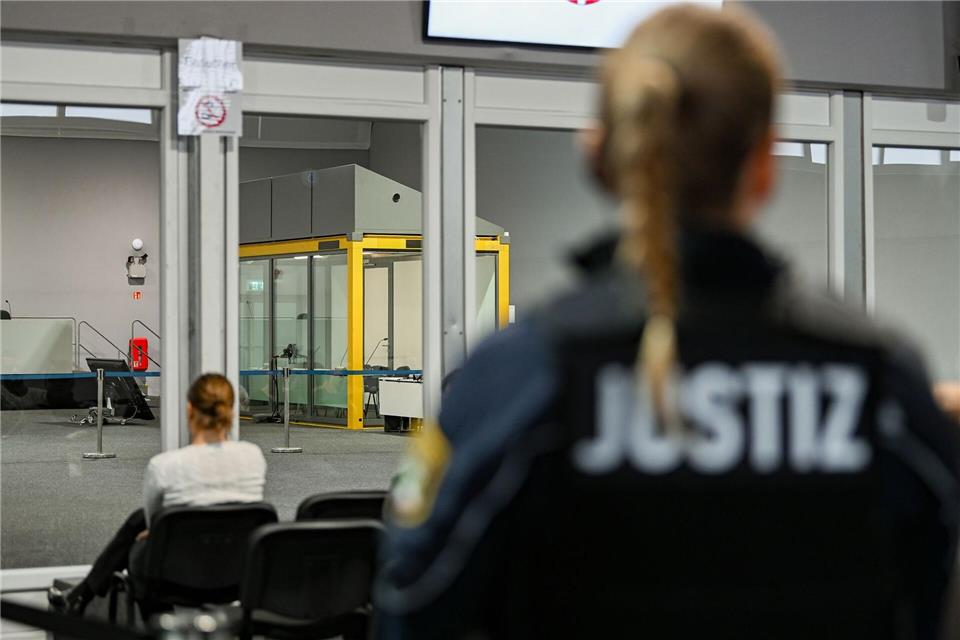 Ein Blick aus dem Zuschauerraum in den Gerichtssaal, wo der Angeklagte während der Verhandlungen in einer Glaskabine sitzt. (Archivbild) Heiko Rebsch/dpa