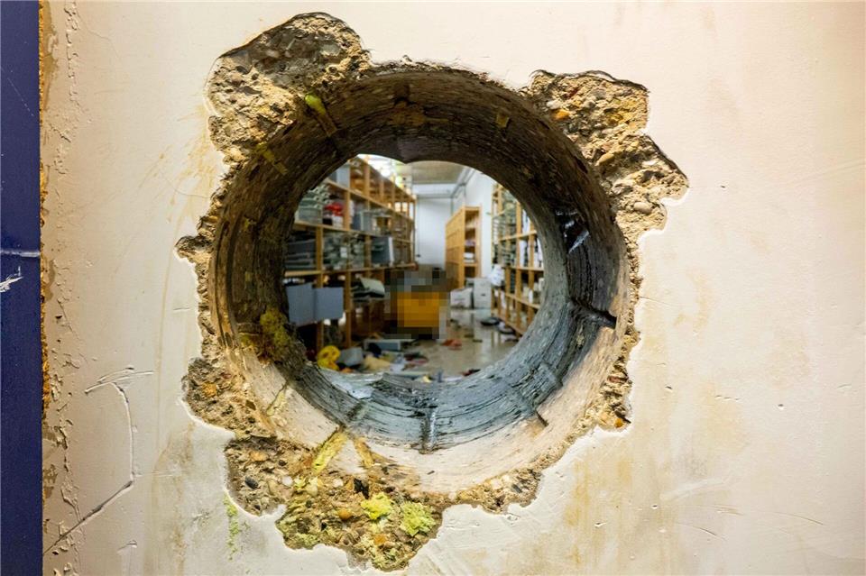 Ein Blick durch das gebohrte Loch in den Archivraum der Sparkasse. (Archivbild)Polizei Gelsenkirchen/dpa