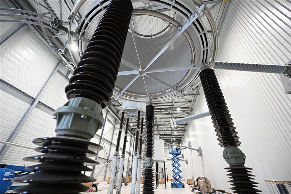 Ein Blick in das Gleichstrom-Umspannwerk während der Bauarbeiten. (Archivbild)Bernd Weißbrod/dpa