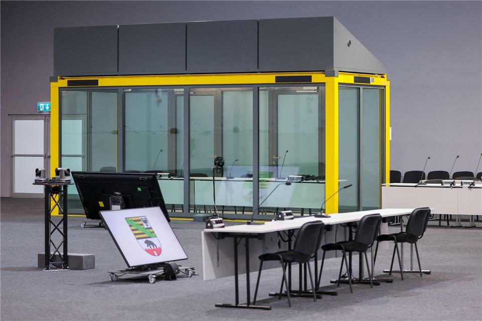 Ein Blick in den Gerichtssaal auf den Platz für die Zeugen und die Glaskabine, in der der Angeklagte während der Verhandlungen sitzt. (Archivbild) Jan Woitas/dpa