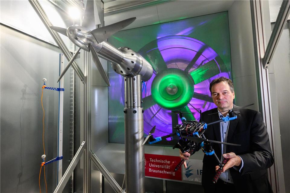 Riesiger Drohnenkäfig erlaubt sichere Testflüge am Flughafen Ein Blick in den im neuen Windkanal der Technischen Universität Braunschweig.Julian Stratenschulte/dpa