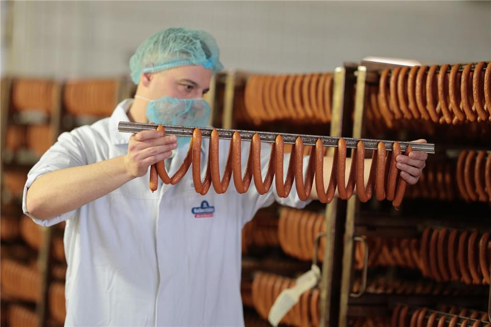 Ein Blick in die Produktionsbereiche der Halberstädter Würstchen- und Konserven GmbH. (Archivbild)Matthias Bein/dpa