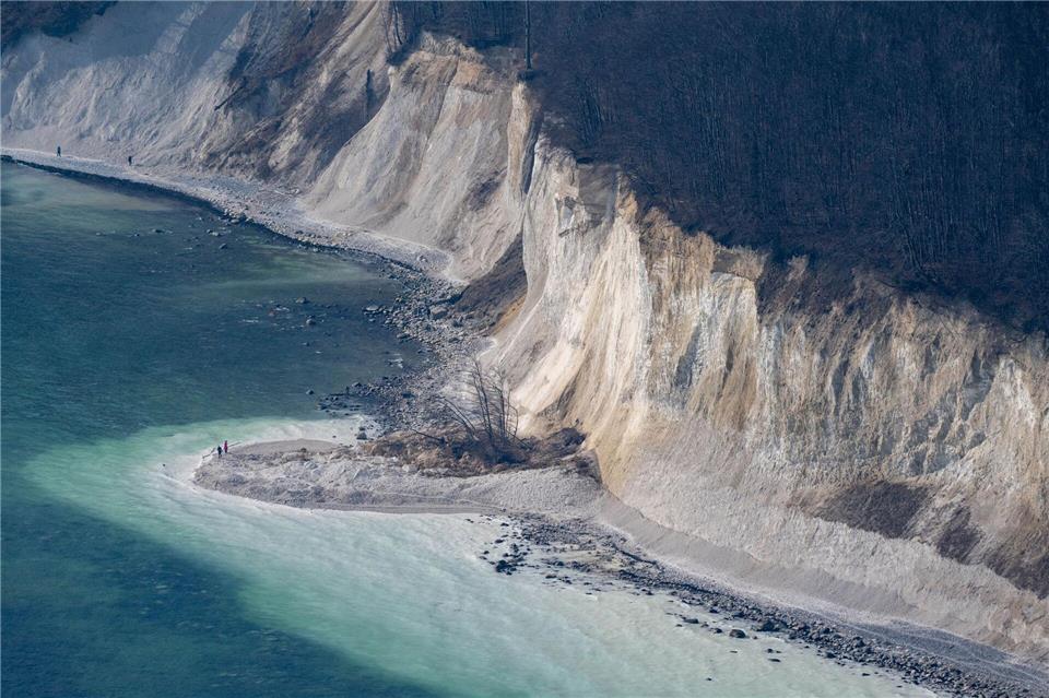 Ein Blick über den Strand am Kreidesteilufer des Nationalparks Jasmund auf der Insel Rügen nach einem Abbruch von 9.000 Kubikmetern Material.Stefan Sauer/dpa