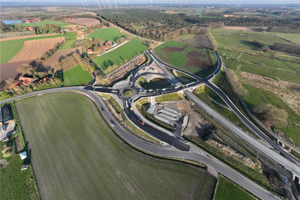 Ein Blick von oben auf die künftige Anschlussstelle Merfeld der B 67. Unten vorbei führt momentan noch die L 600. Künftig verläuft sie durch einen Kreisverkehr, die aktuelle Trasse wird noch zurückgebaut. Rechts des Kreisels schon gut zu erkennen ist der neue Pendlerparkplatz.