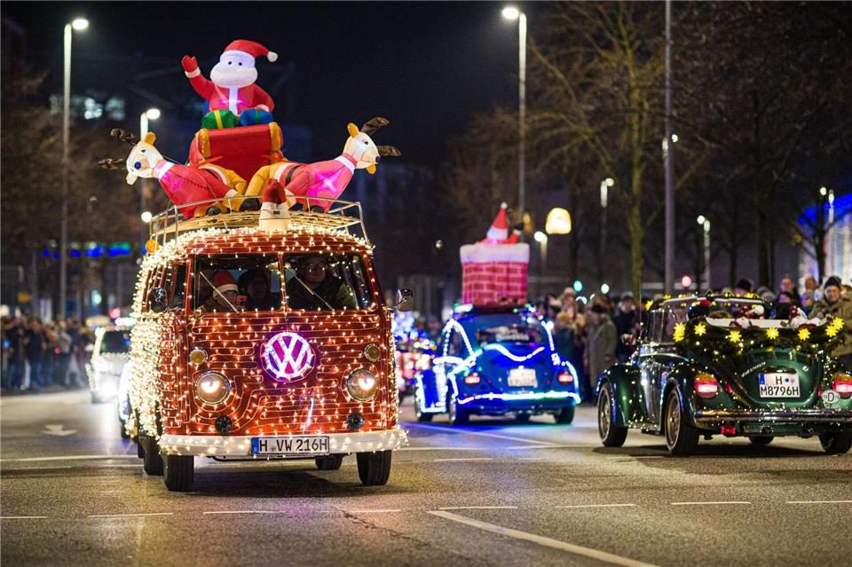 Ein Blickfang - geschmückte, leuchtende Autos auf den Straßen.  Moritz Frankenberg/dpa
