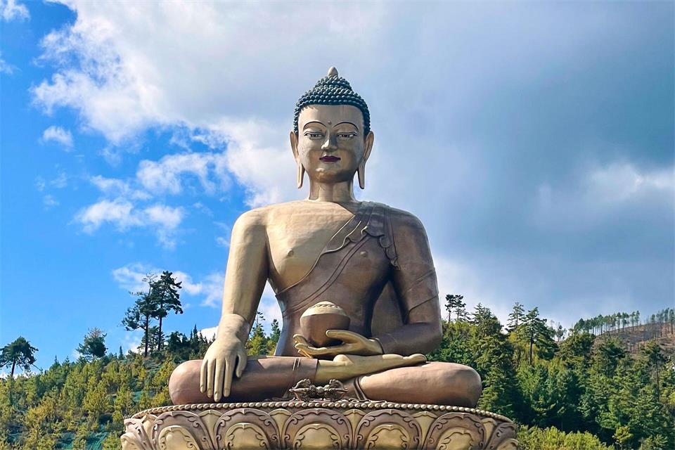 Ein Blickfang in Thimphu ist die fast 50 Meter hohe Buddha-Dordenma-Statue.Bernhard Krieger/dpa-tmn