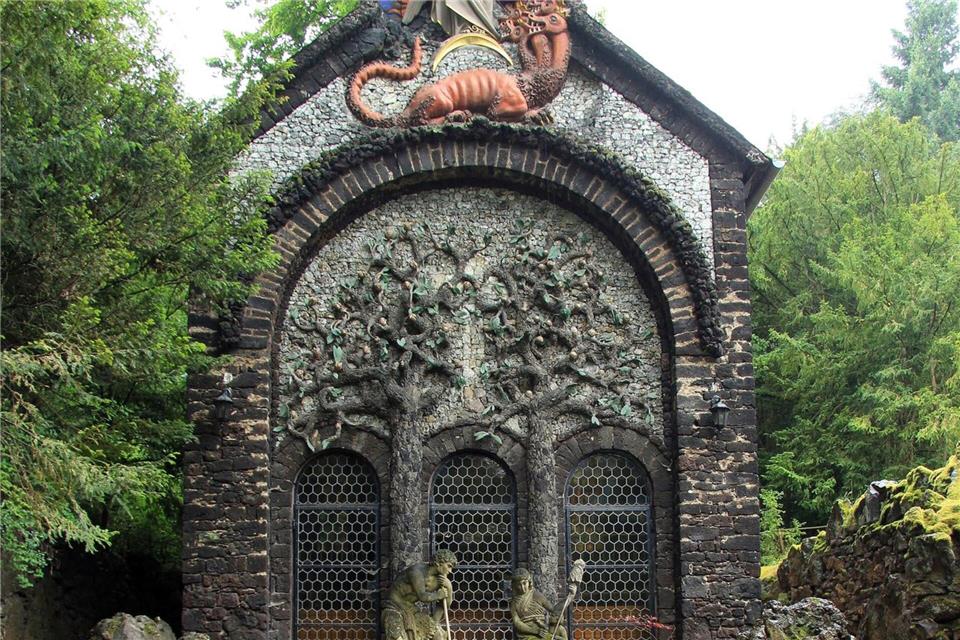 Ein Blickfang unter vielen ist die Erlöserkapelle Arenberger Bibelgarten in Koblenz.Bernd F. Meier/dpa-tmn