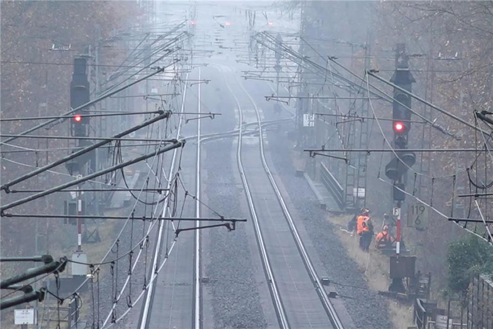 Blitzeinschlag legt Zugverkehr im Norden lahm Ein Blitz ist an der Bahnstrecke zwischen Lüneburg und Uelzen eingeschlagen – und sorgte für Zugausfälle und Verspätungen im Verkehr in Deutschland.-/TNN/dpa