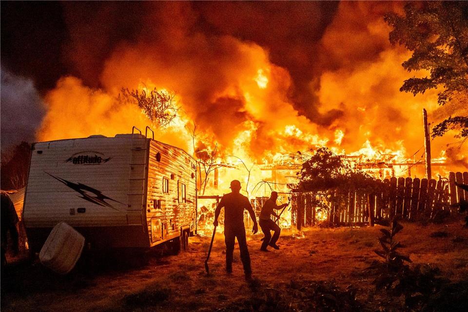Ein Blitz soll den Brand ausgelöst haben.Noah Berger/AP/dpa