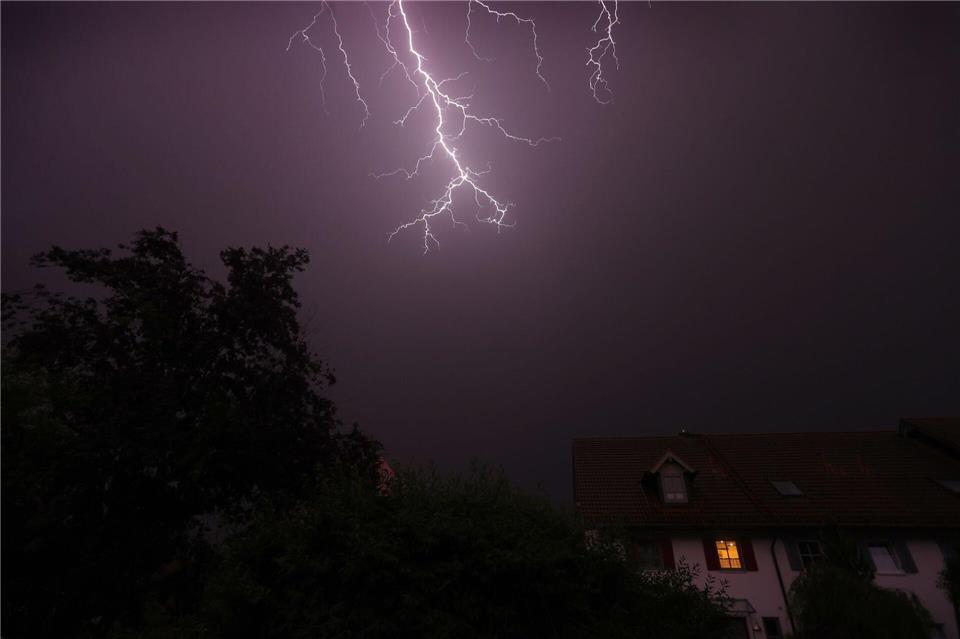 Ein Blitz über Kaufbeuren - die kreisfreie Stadt wies 2025 die höchste Blitzdichte Deutschlands auf. (Archivfoto)Karl-Josef Hildenbrand/dpa
