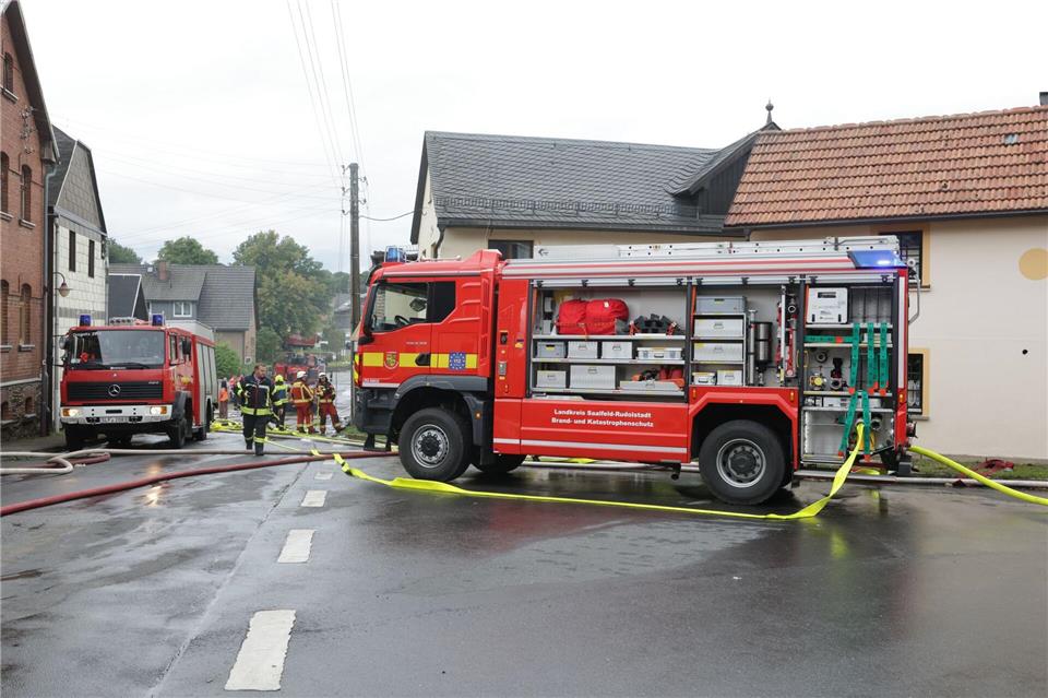 Ein Blitzeinschlag löst in Drognitz einen Großbrand aus und zerstört mehrere Wohnhäuser.Bodo Schackow/dpa